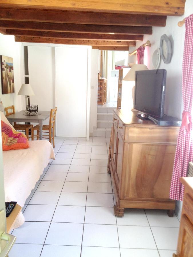 Studio Avec Piscine Privee Jardin Clos Et Wifi A Saint Jean D'Angely Exterior foto