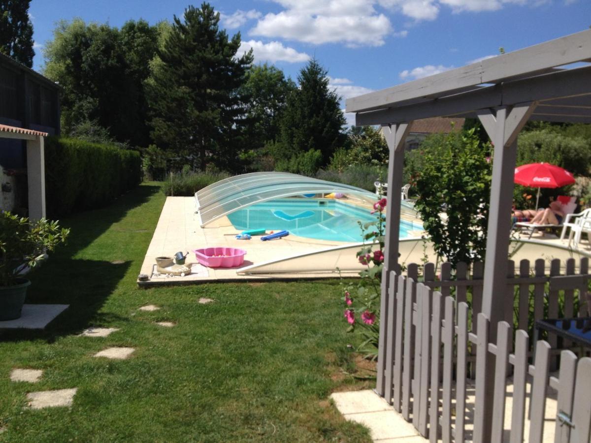 Studio Avec Piscine Privee Jardin Clos Et Wifi A Saint Jean D'Angely Exterior foto